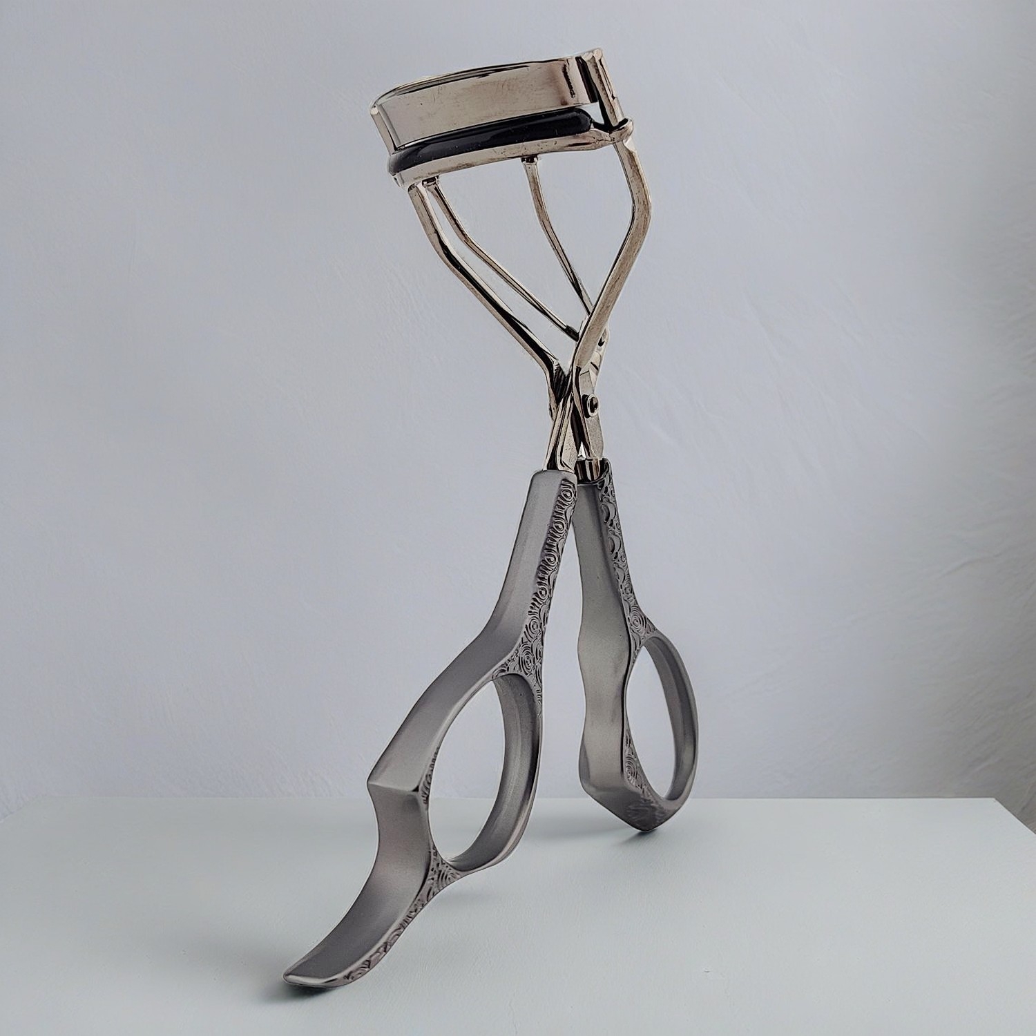 Elevate Your Look with Olimors Luxurious Eyelash Curler