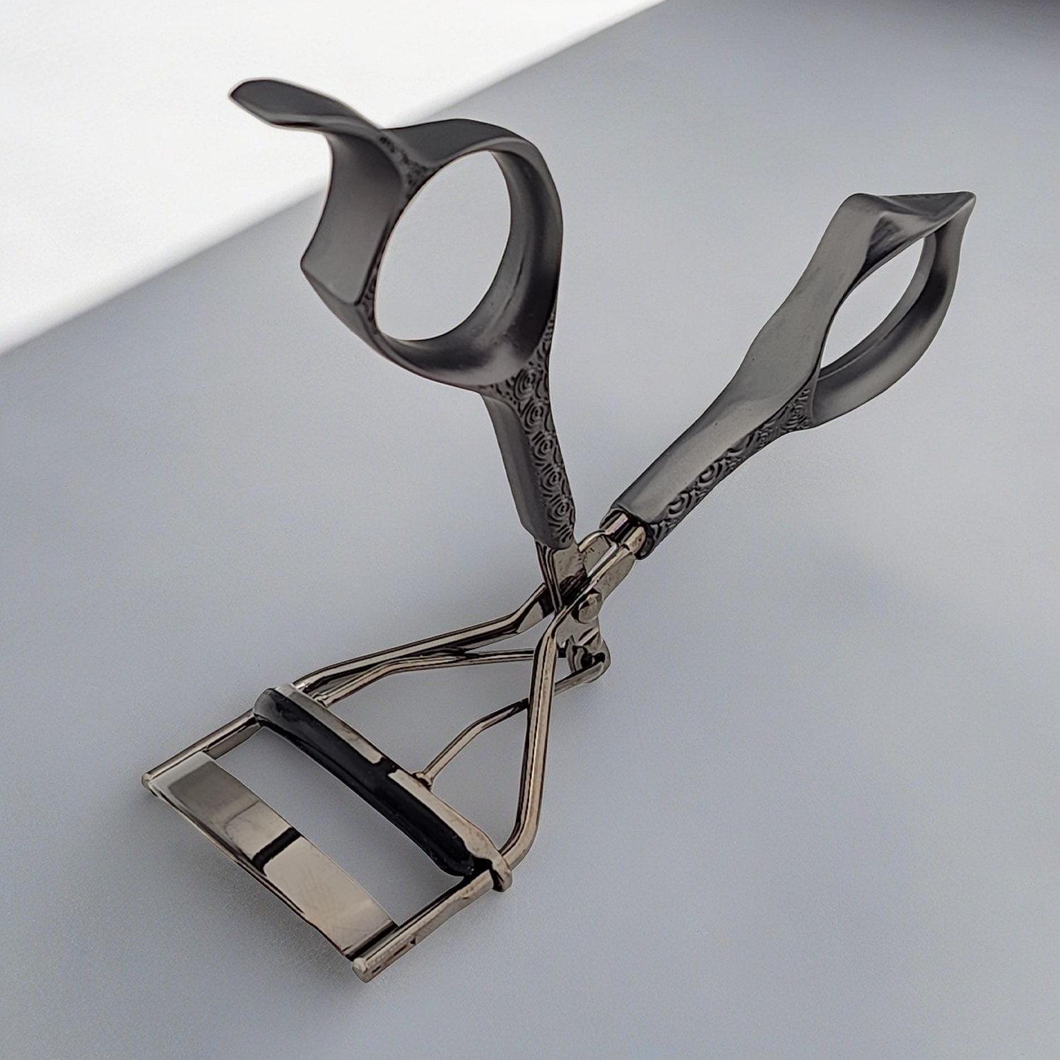Elevate Your Look with Olimors Luxurious Eyelash Curler