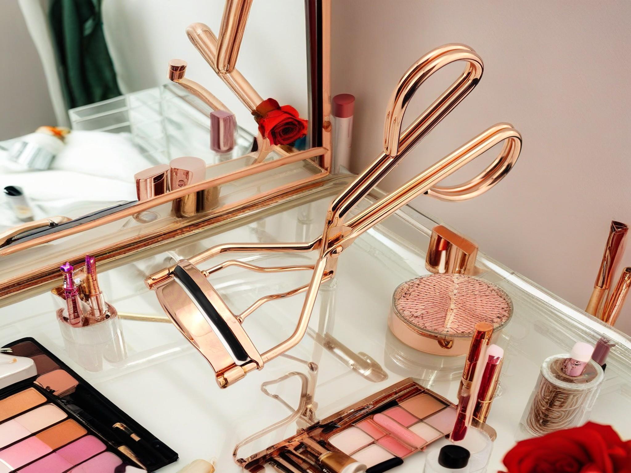 Recourbe-cils de précision en or rose : Guide pratique pour un meilleur recourbement
