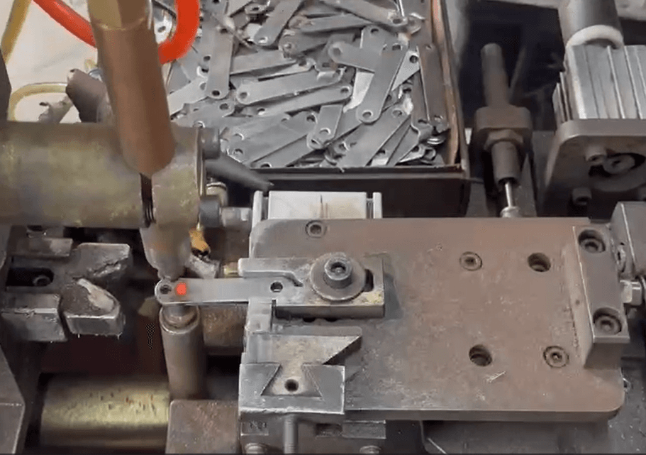 Producción de Nail Clipper: la potencia de la soldadura automatizada