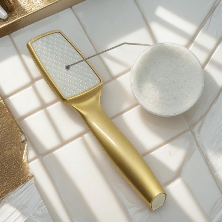 Lime à pieds de précision finition or pour des soins de manucure et pédicure pratiques