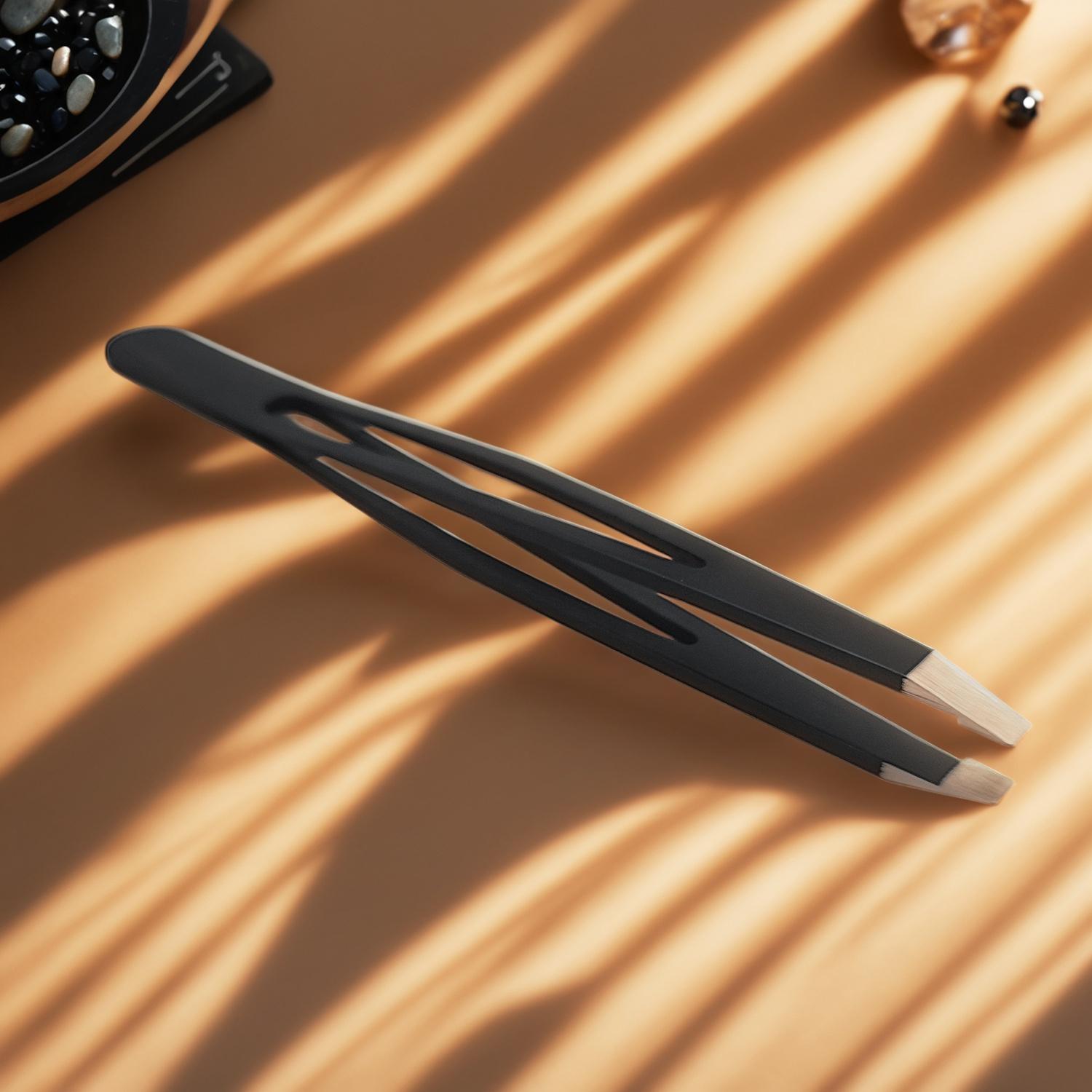 Pinces à épiler noires biseautées pour les acheteurs d'outils de beauté en gros et OEM