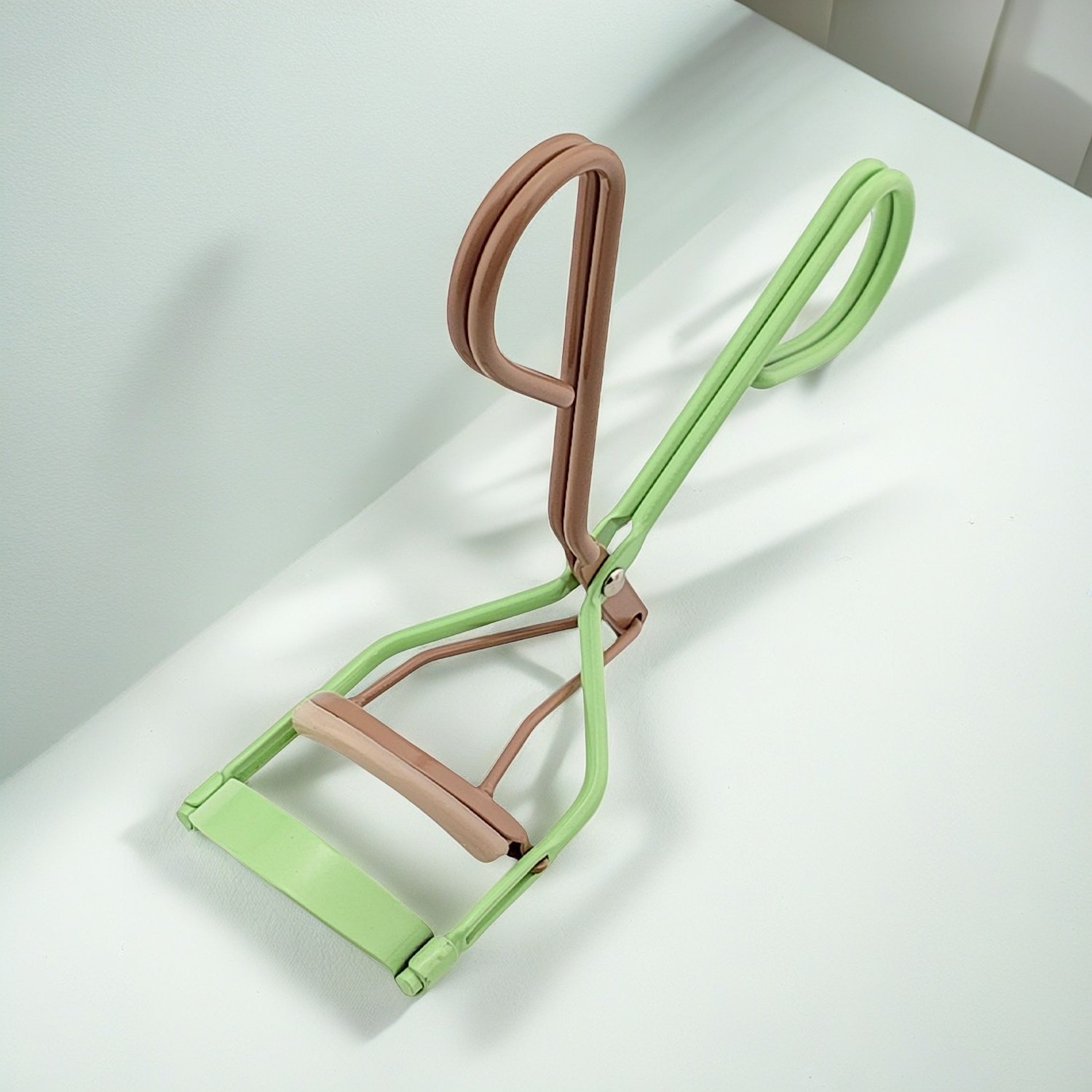 Best Eyelash Curler: Stylish and Professional Tools