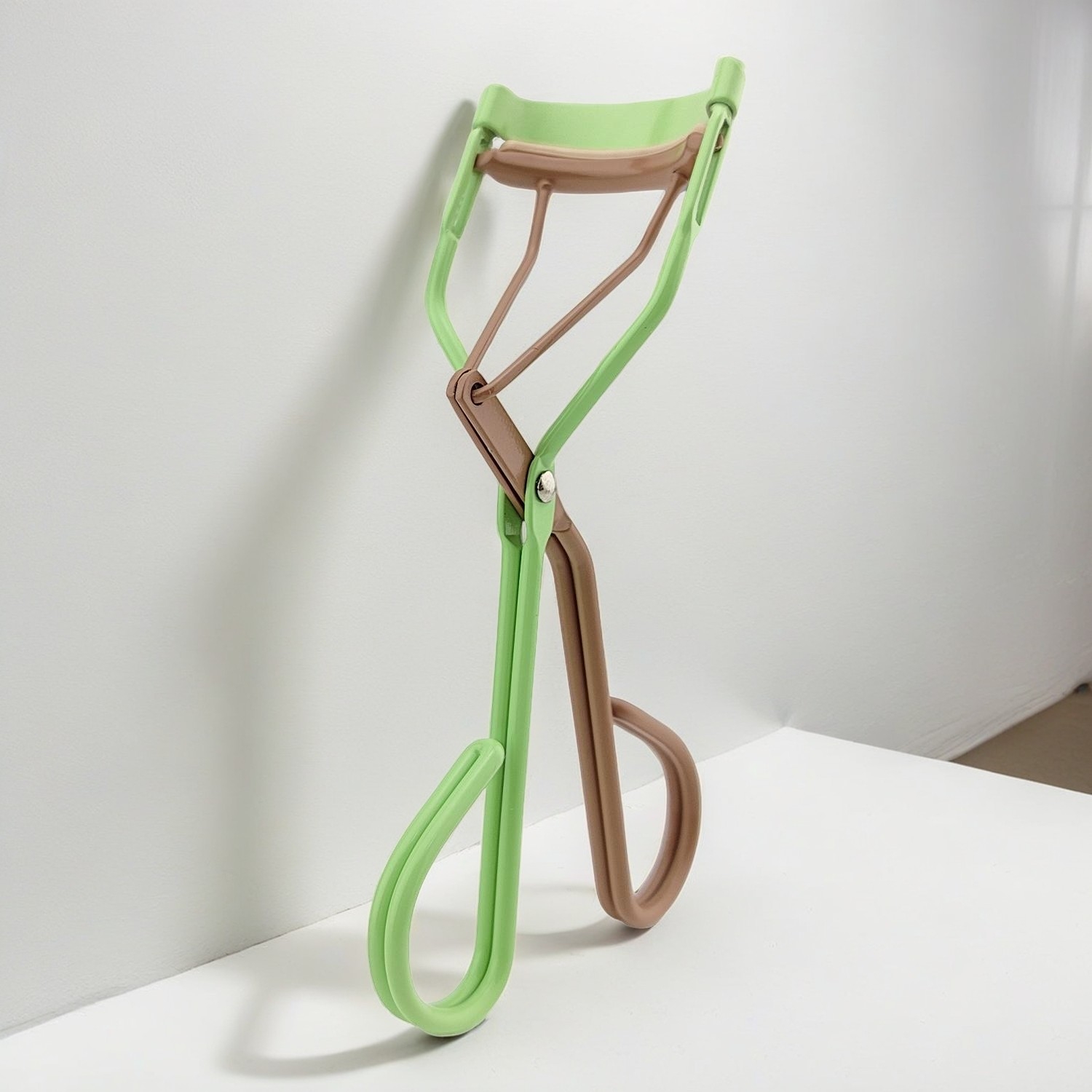 Best Eyelash Curler: Stylish and Professional Tools