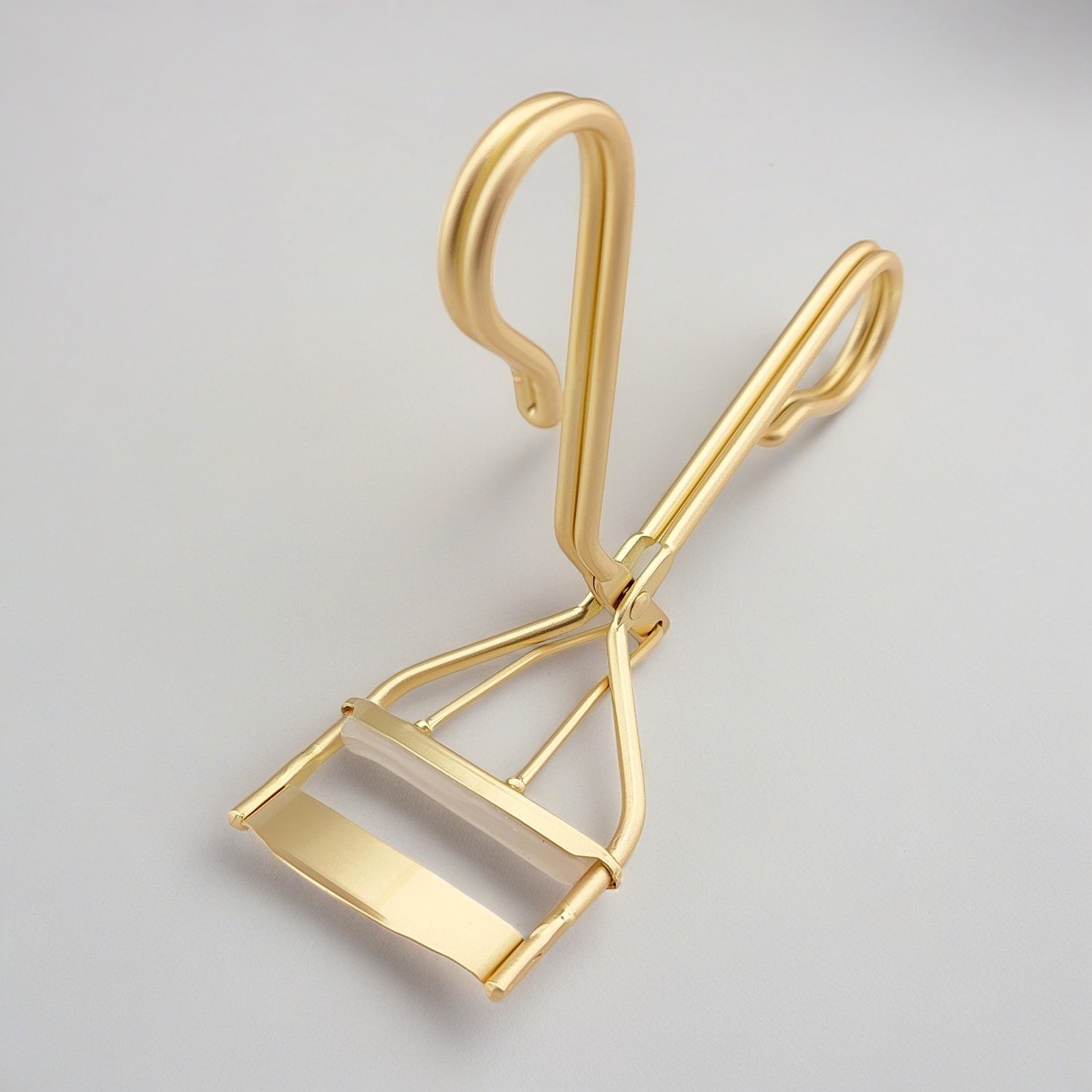 Eyelash Curler: The Ultimate Beauty Tool for Luxurious Lashes