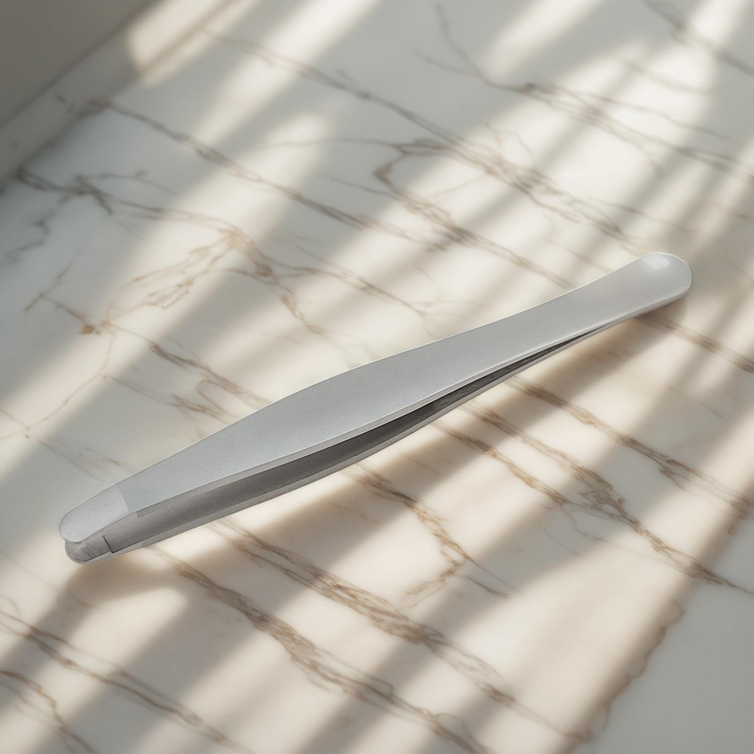 How Salons Can Choose a Reliable Stainless Steel Tweezers Supplier