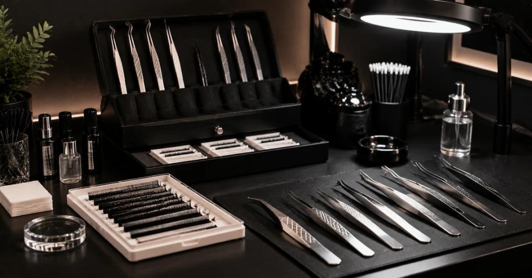 How to Choose Tweezers for Lash Extensions